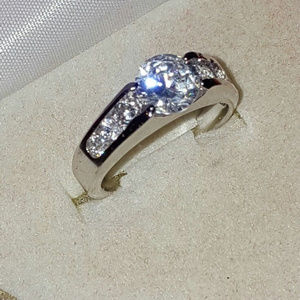 ROUND STONE ENGAGEMENT 18KT H.G.E CZ RING W/HEART BOX #22sty